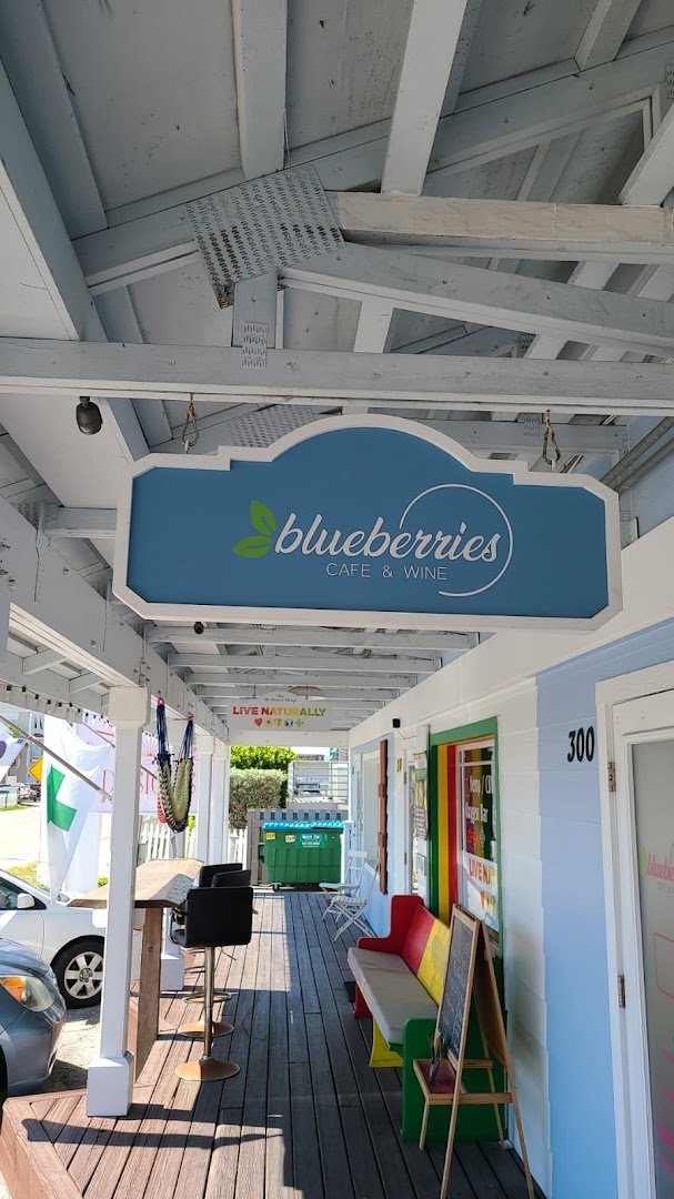 Holmes Beach café with breakfast and lunch service.